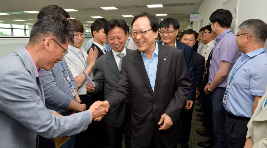 NH농협금융지주 김용환 회장(가운데)이 24일 NH통합IT센터를 방문하여 직원들을 격려하고 있다. NH농협금융지주 제공.